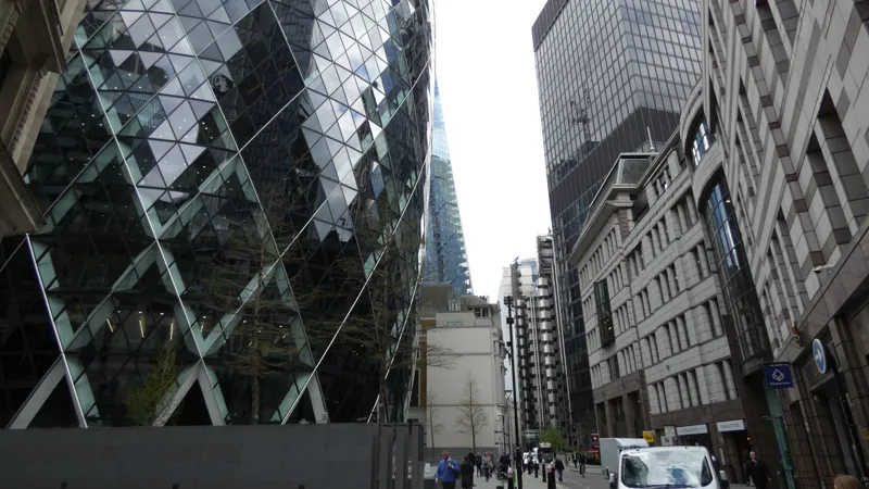 London street scene with The Gherkin on the left and the Lloyds building in the distance